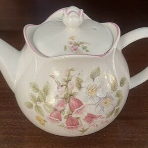 Sadler England Vintage Teapot Porcelain Delicate Floral Design, Scalloped Rim